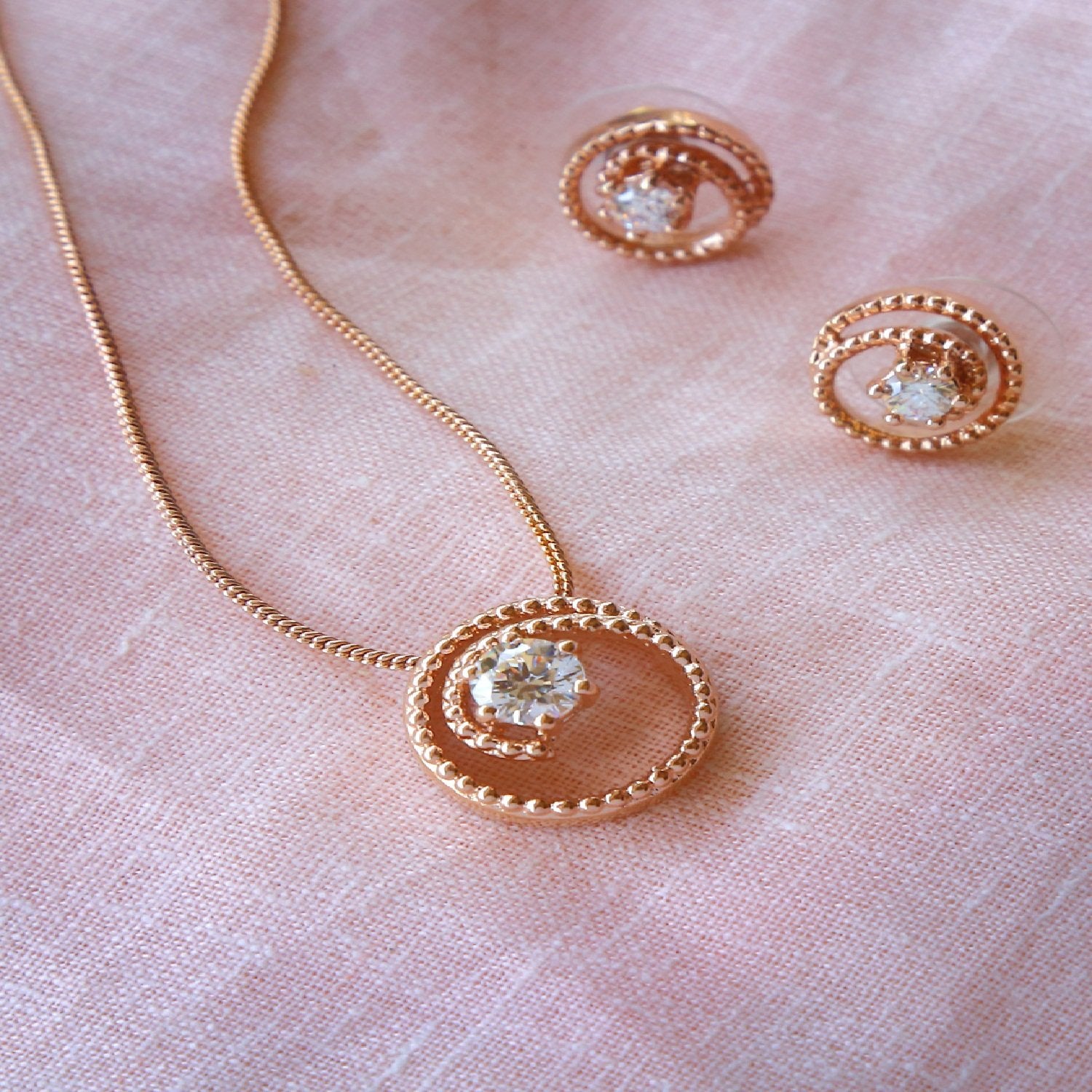 Solitaire Round Crystal Spiral Pendant Set