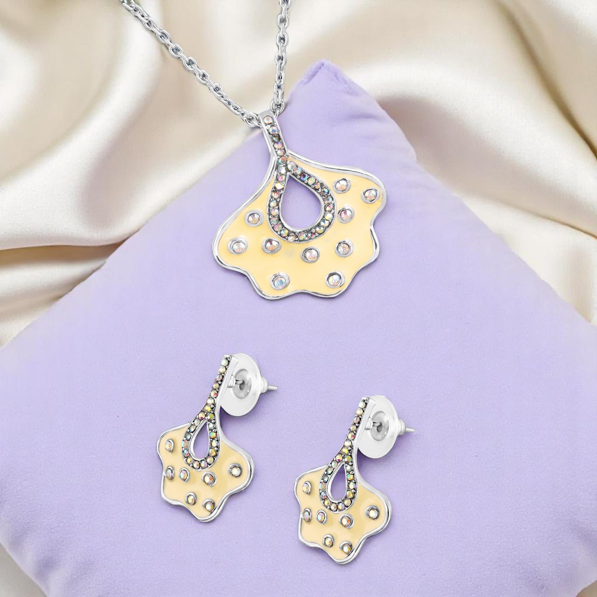 Green Meenakari Work Floral-Fan Shape Pendant Set